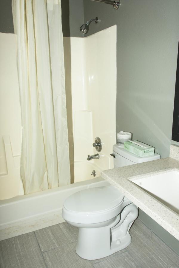 Super 8 By Wyndham Michigan Hotel 2*