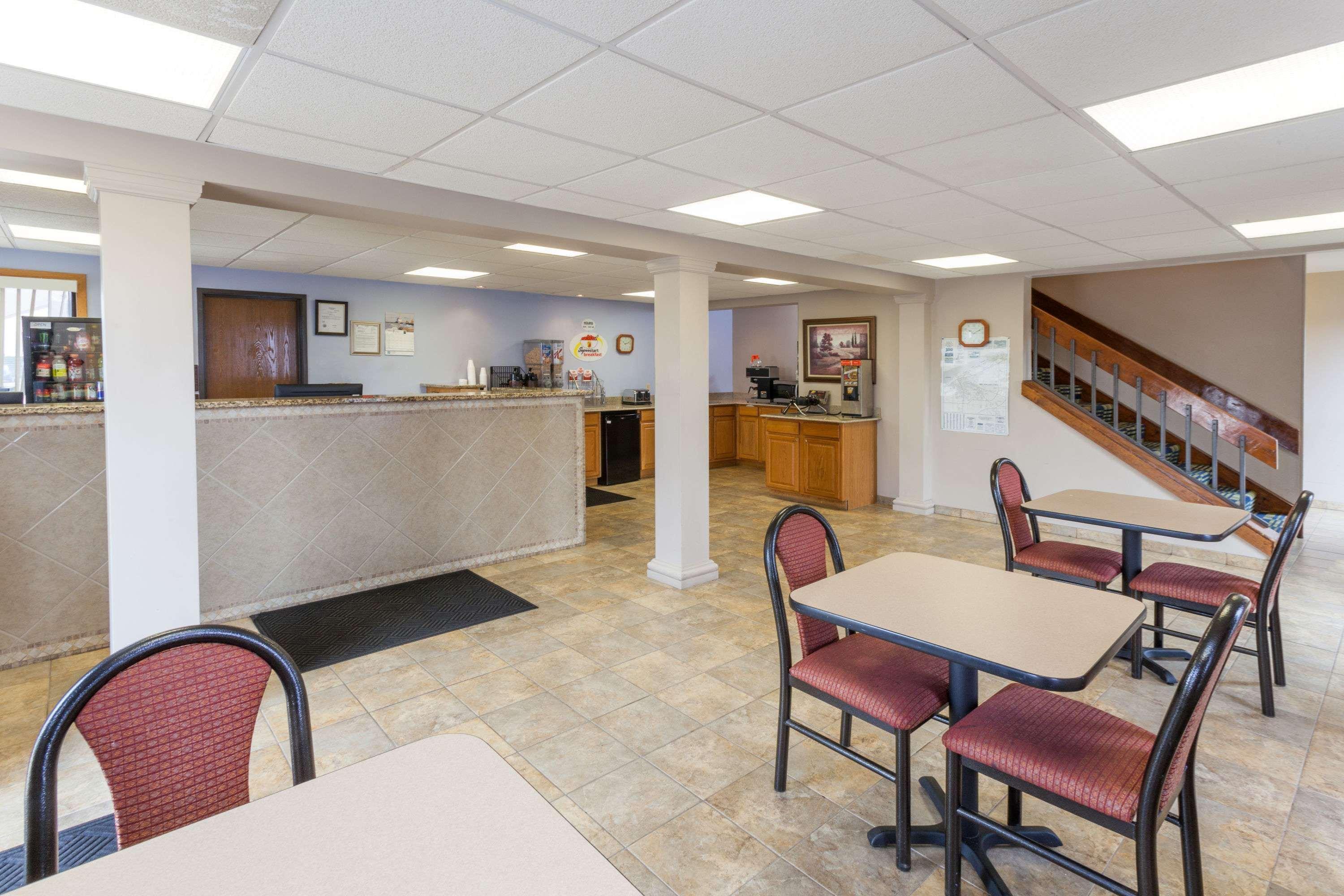 Super 8 By Wyndham Michigan Hotel