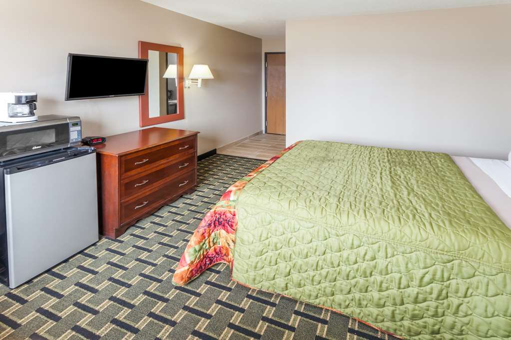 Super 8 By Wyndham Michigan Hotel