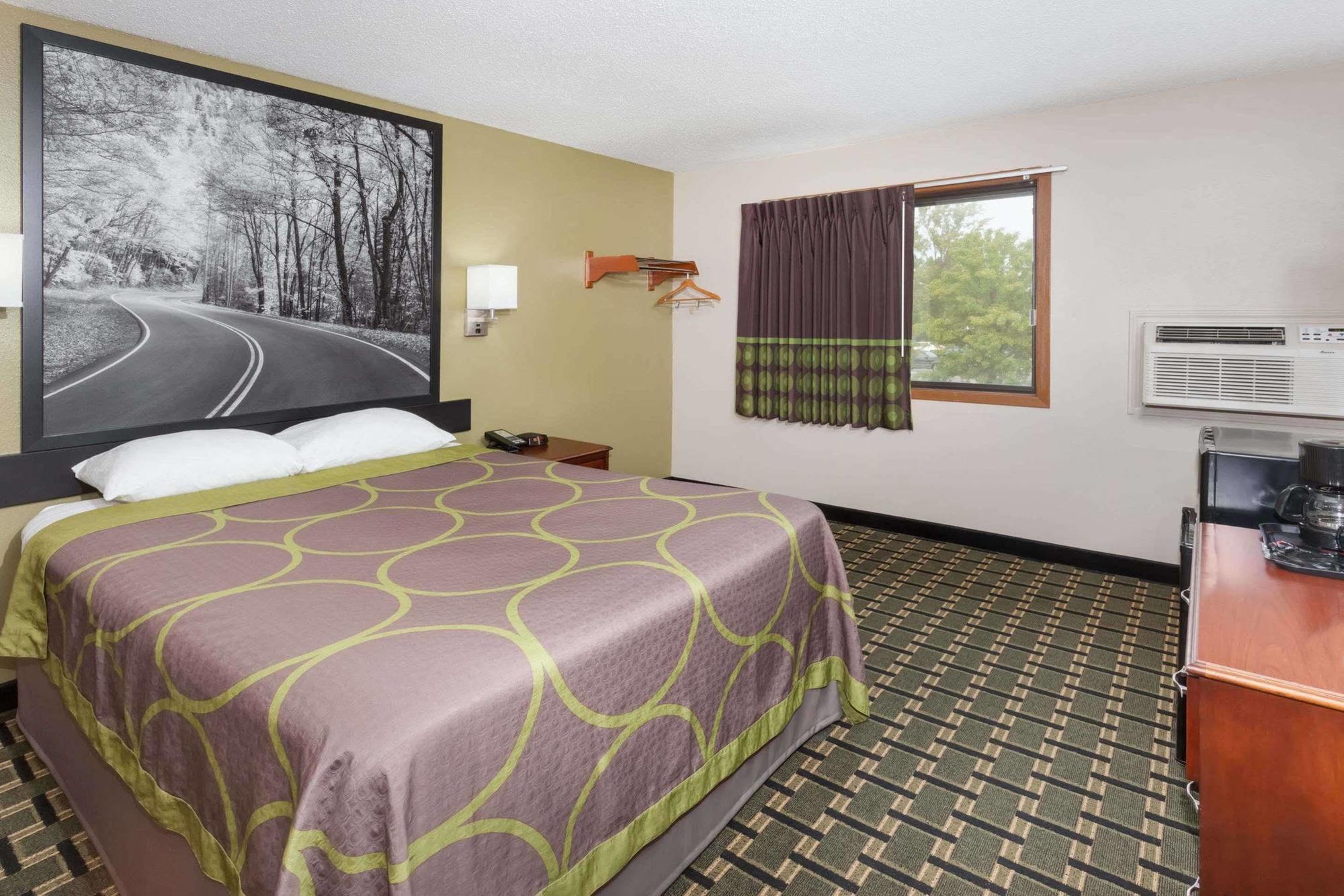 Super 8 By Wyndham Michigan Hotel